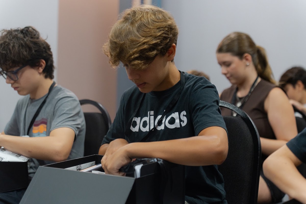 Jovens em interação na imersão