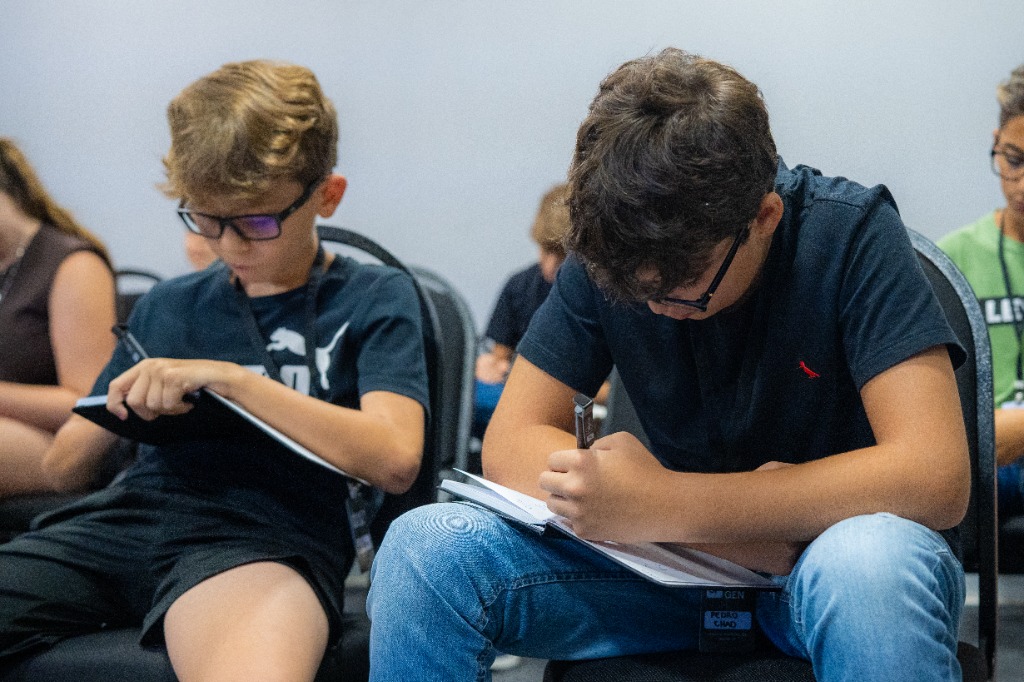 Alunos focados escrevendo e participando das atividades práticas do NextGen