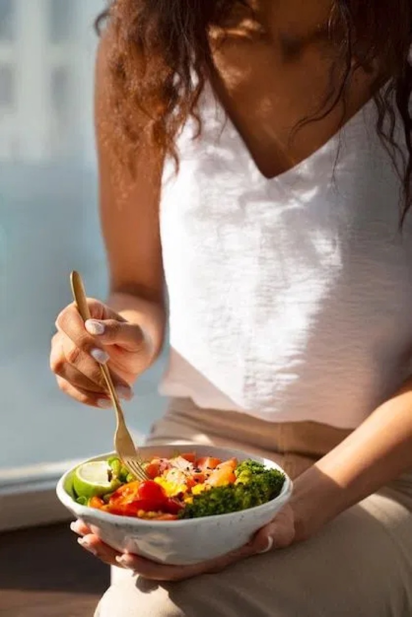 Mulher segurando uma tigela de salada